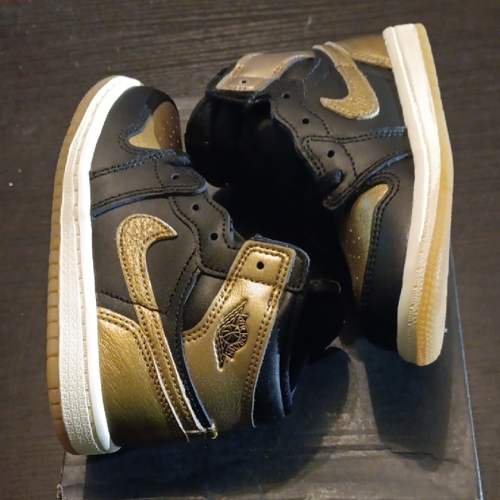 Jordan 1 Retro High OG (TD) "Black Metallic Gold" Childrens 9c NWBOX - Picture 6 of 8